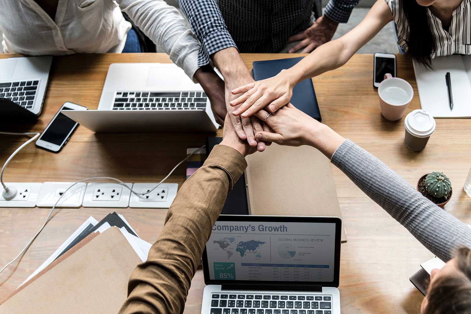 business-deal-collaboration-colleagues-1483933